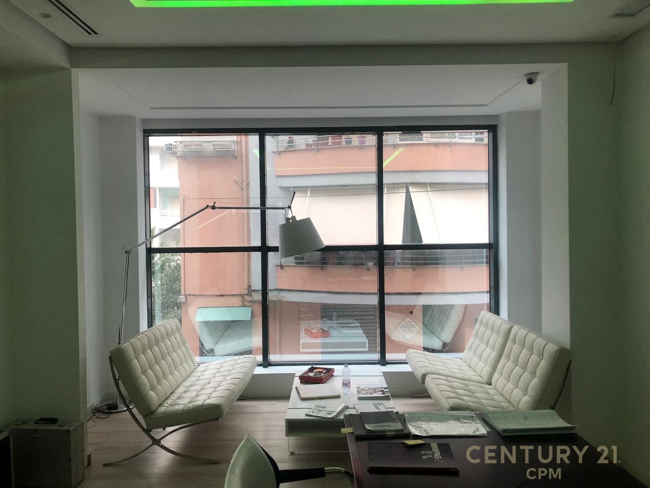 JEPET ME QIRA AMBIENT PER ZYRA !