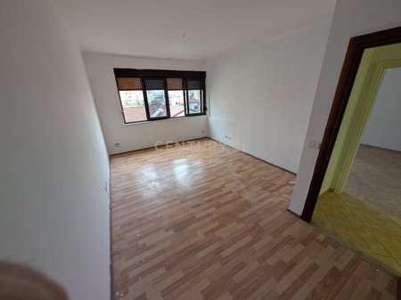 Jepet  me qira per Zyre  apartament 5+2 NE Bllok.