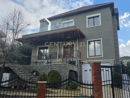 Jepet me qera vile te Akacia Hills