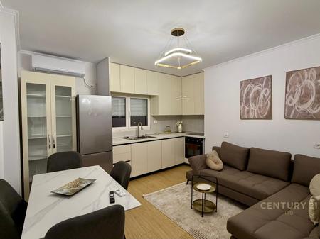 Jepet me qera apartament modern 1+1, Rruga e Dibres tek Medreseja!