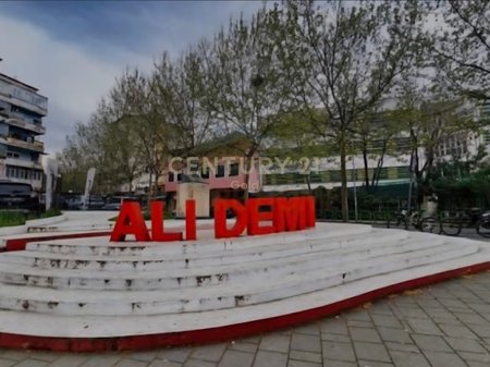 Shitet ambient komercial ne Bulevardin Bajram Curri, prane shkolles 1 Maji