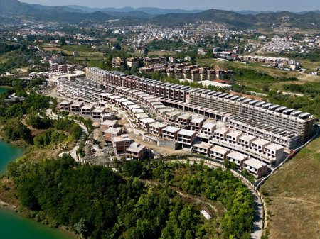 VILE ME PISHINE PER SHITJE NE SWAN LAKE RESIDENCES !