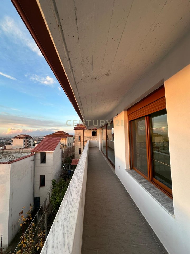 Vilë për Shitje në Arapaj