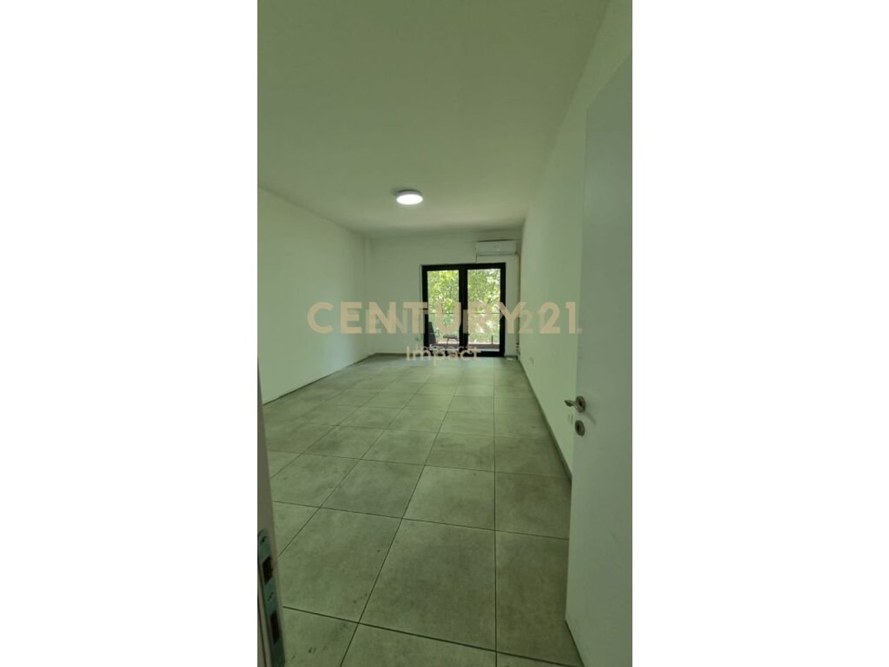 JAPIM ME QIRA APARTAMENT 2+1 PER ZYRE, KOMPLEKSI ARLIS "FARMACIA 10"