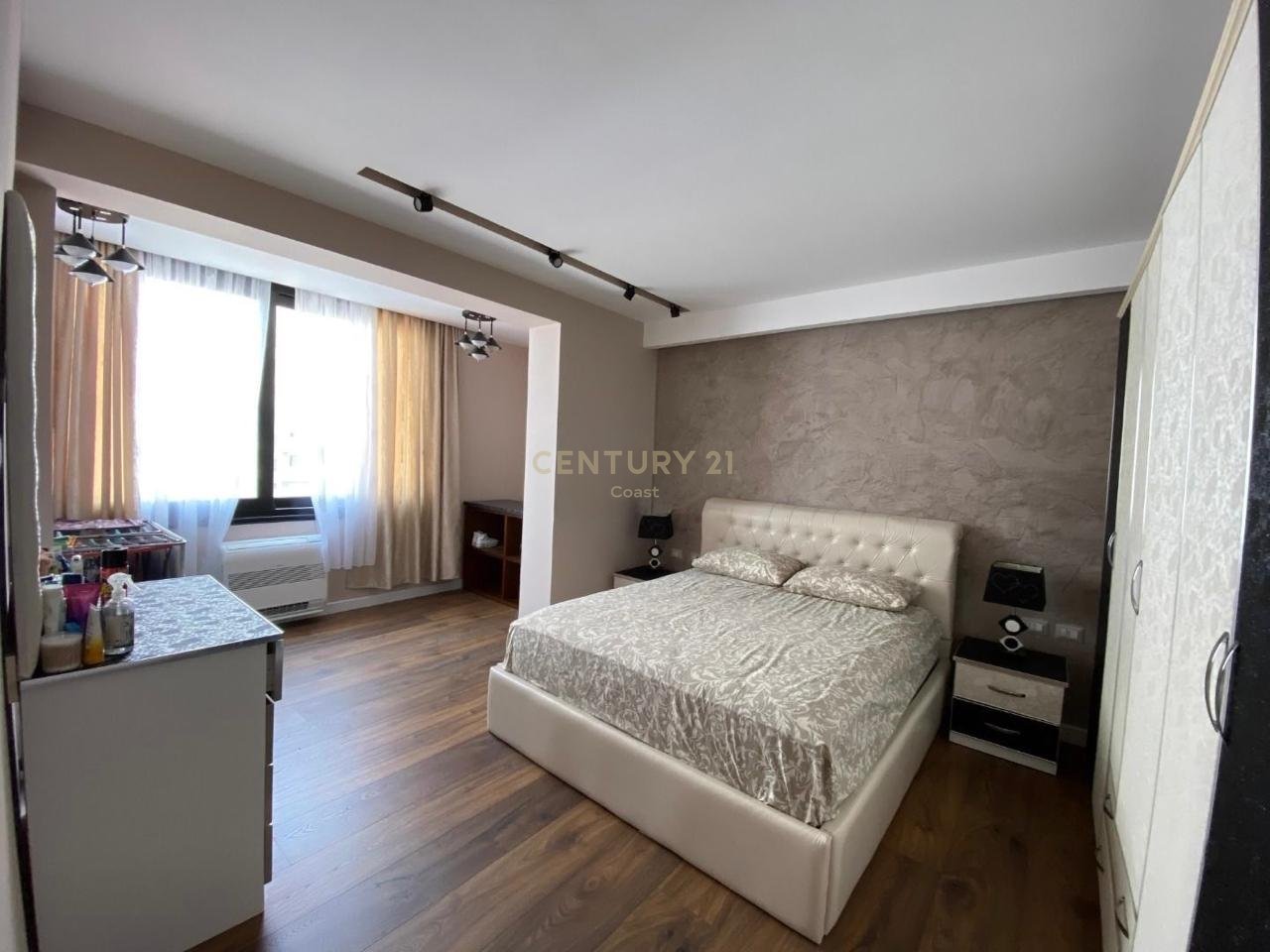 SHITET APARTAMENT 2+1  PAMJE DET NE LUNGOMARE 1,VLORE