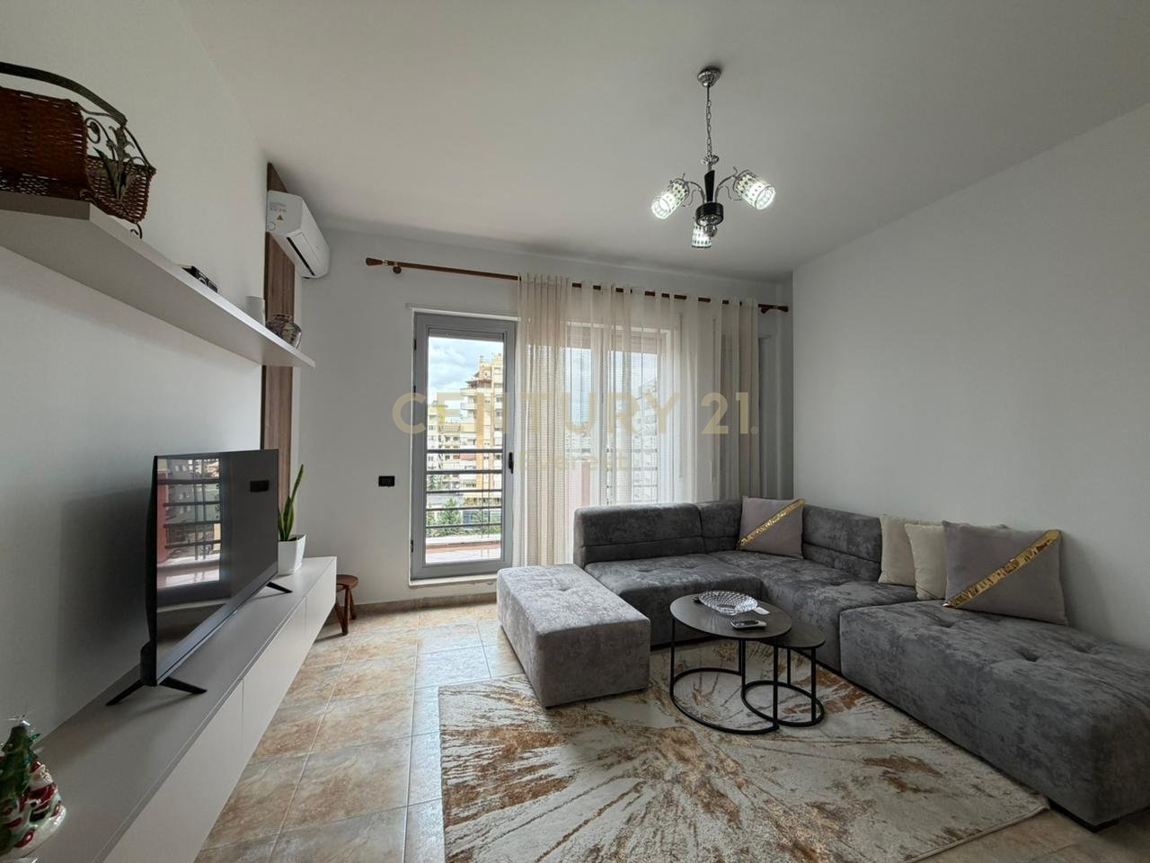 PAZARI I RI, APARTAMENT 2+1 PER QIRA