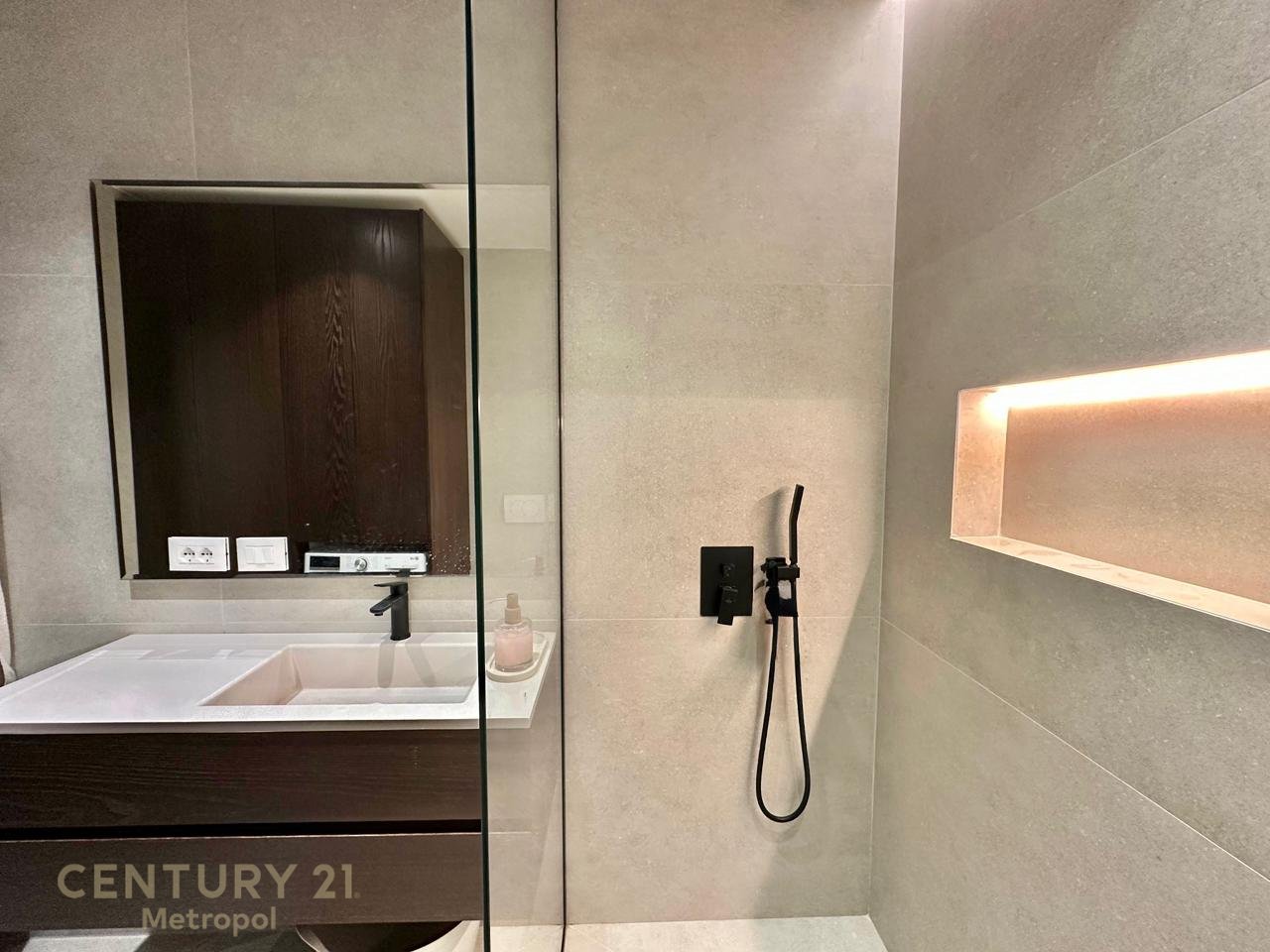 SHITET APARTAMENT 1+1 i MOBILUAR, VILAT GJERMANE!