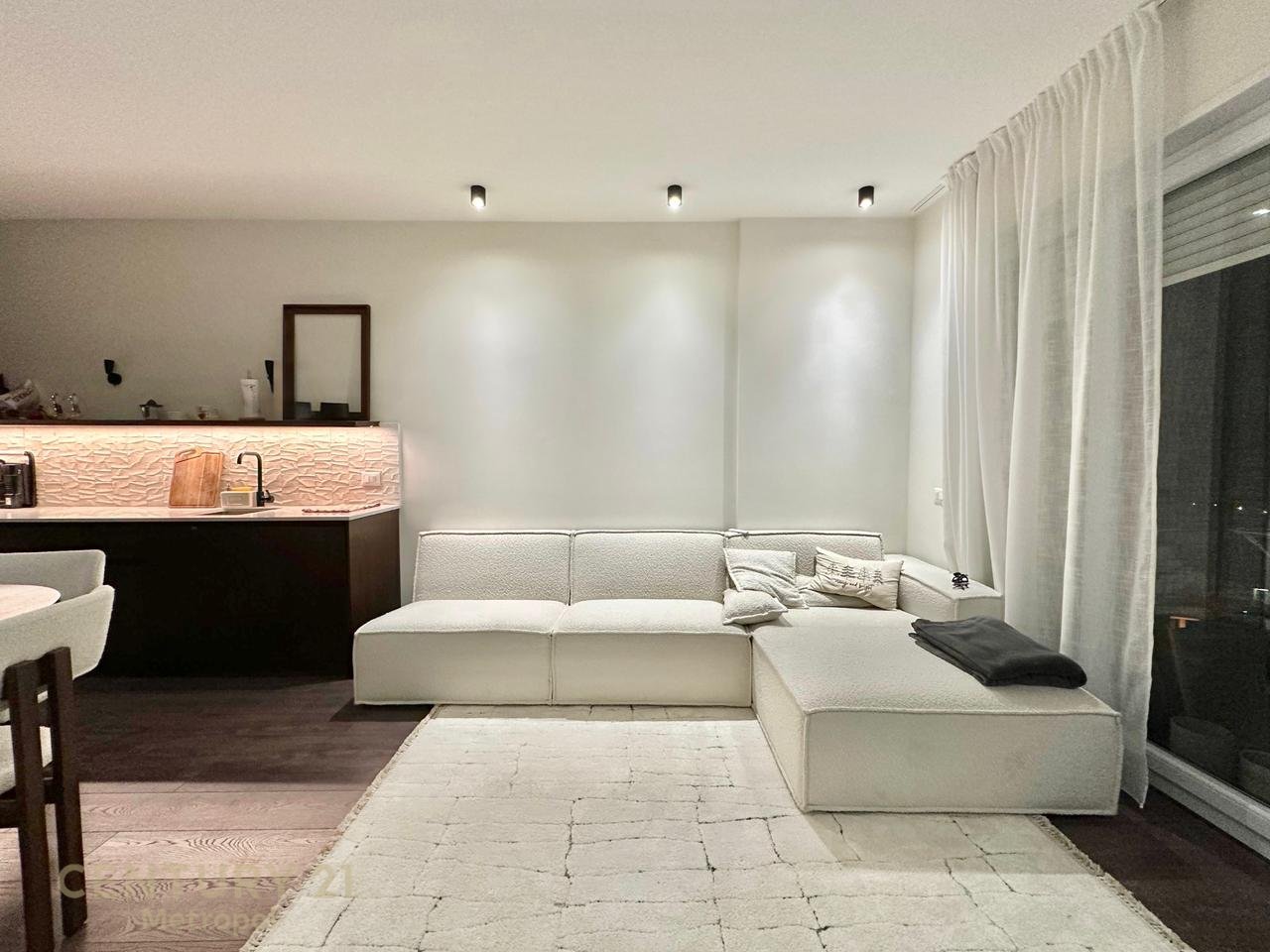 SHITET APARTAMENT 1+1 i MOBILUAR, VILAT GJERMANE!