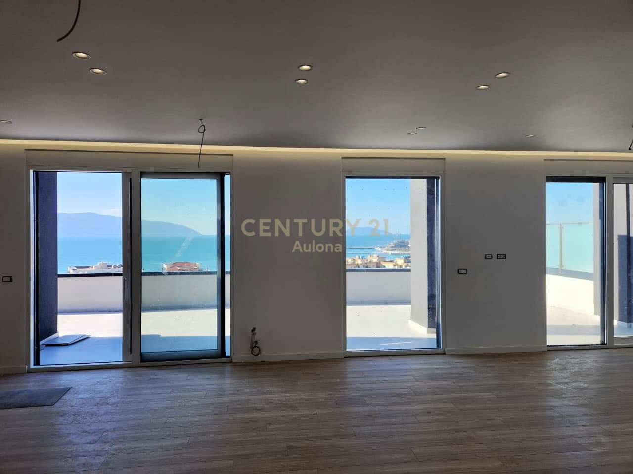 PENTHOUSE PER SHITJE PRANE ''LUNGOMARE 1''