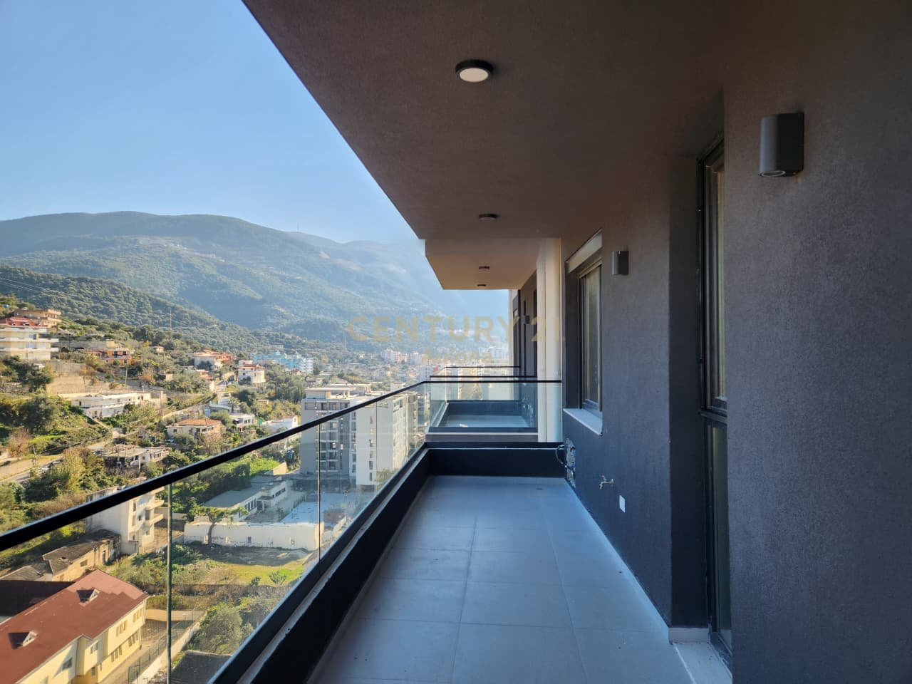 PENTHOUSE PER SHITJE PRANE ''LUNGOMARE 1''