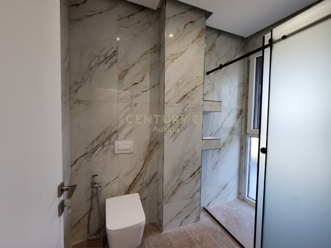 PENTHOUSE PER SHITJE PRANE ''LUNGOMARE 1''