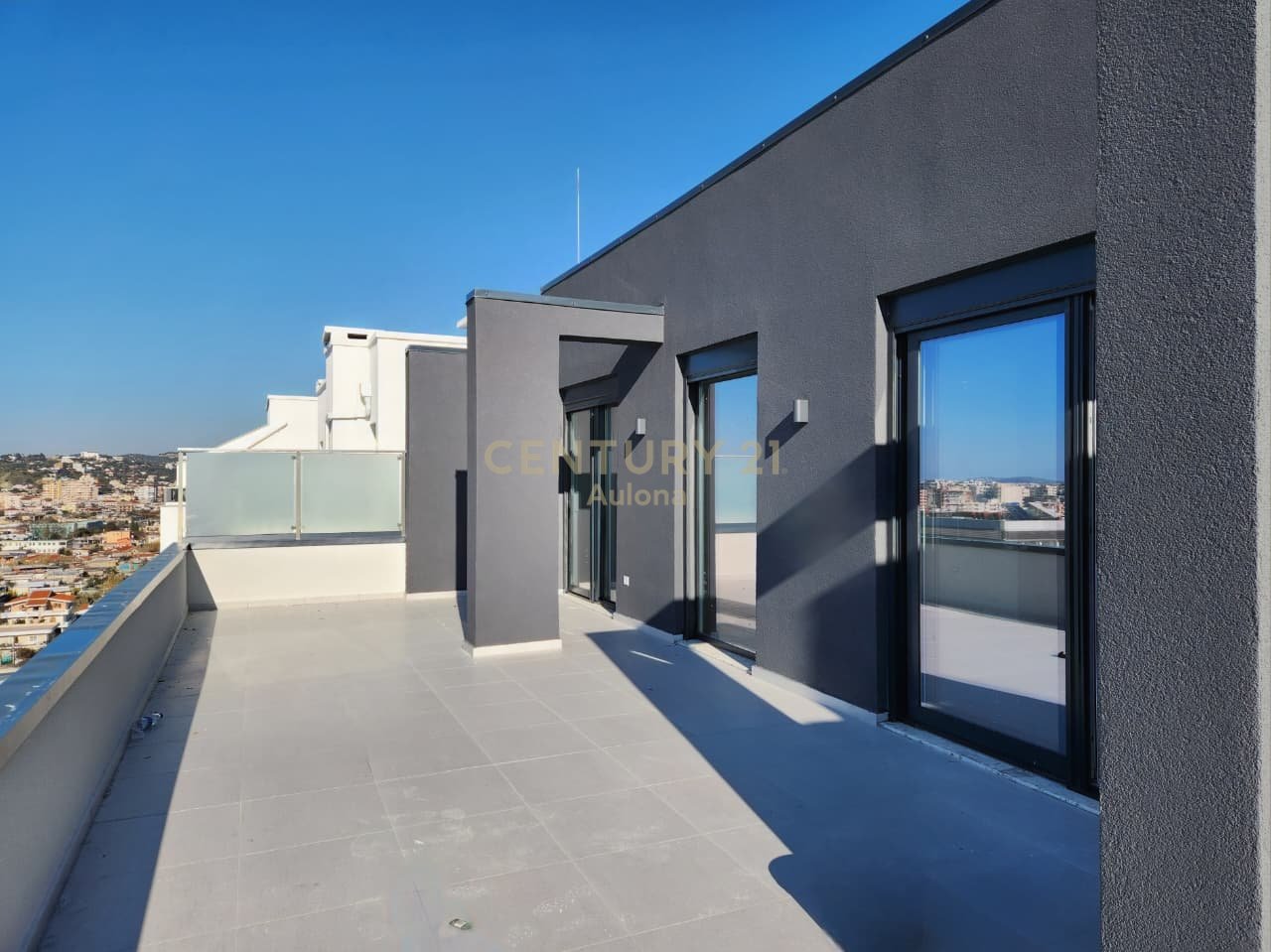 PENTHOUSE PER SHITJE PRANE ''LUNGOMARE 1''