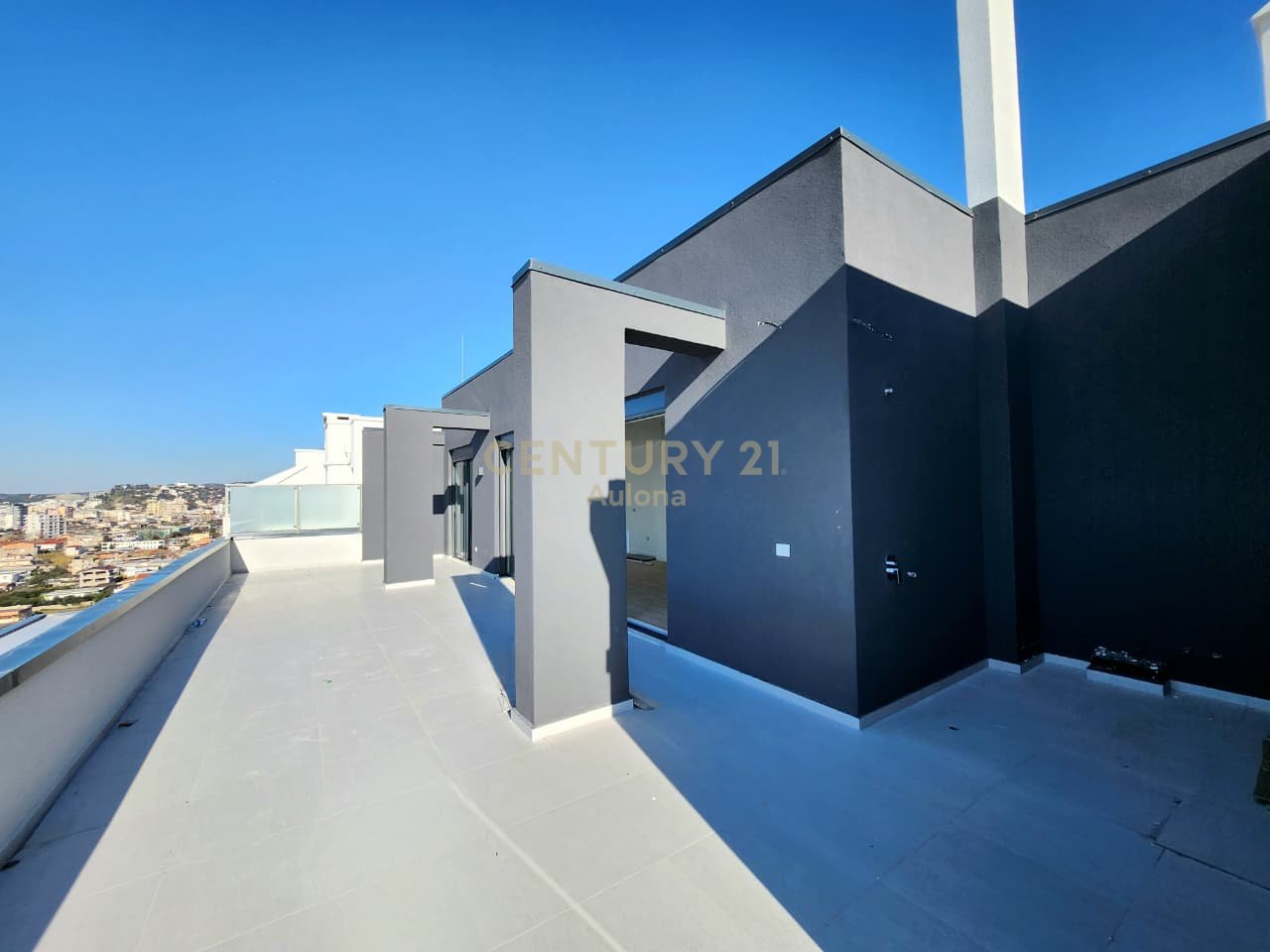 PENTHOUSE PER SHITJE PRANE ''LUNGOMARE 1''