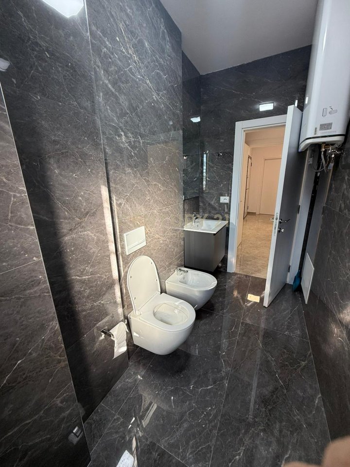 JEPET ME QERA APARTAMENT 2+1+2+ POST PARKIMI TE KODRA E DIELLIT!