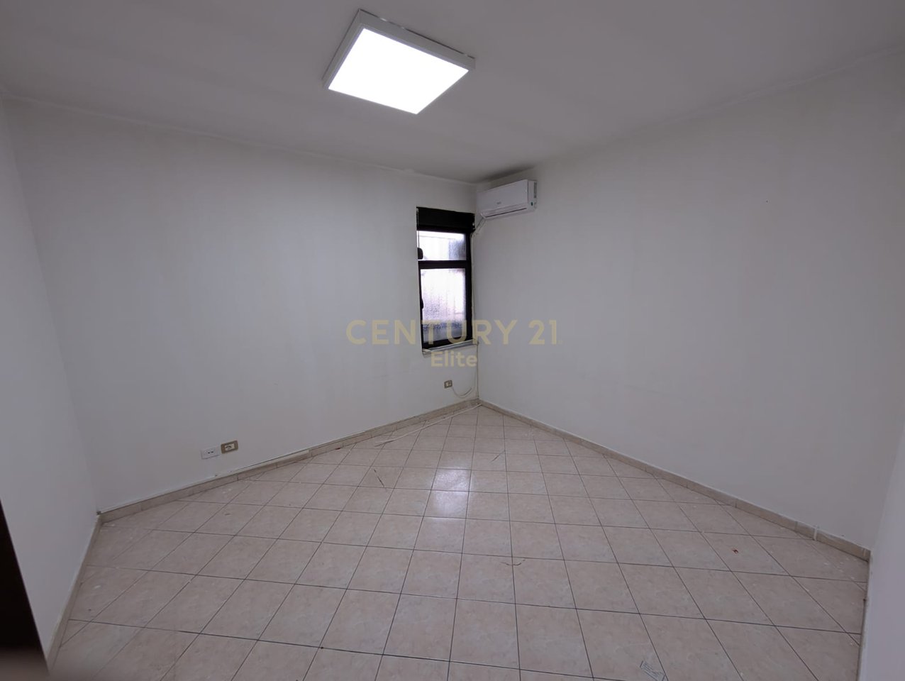 Jepet  me qira per Zyre  apartament 5+2 NE Bllok.