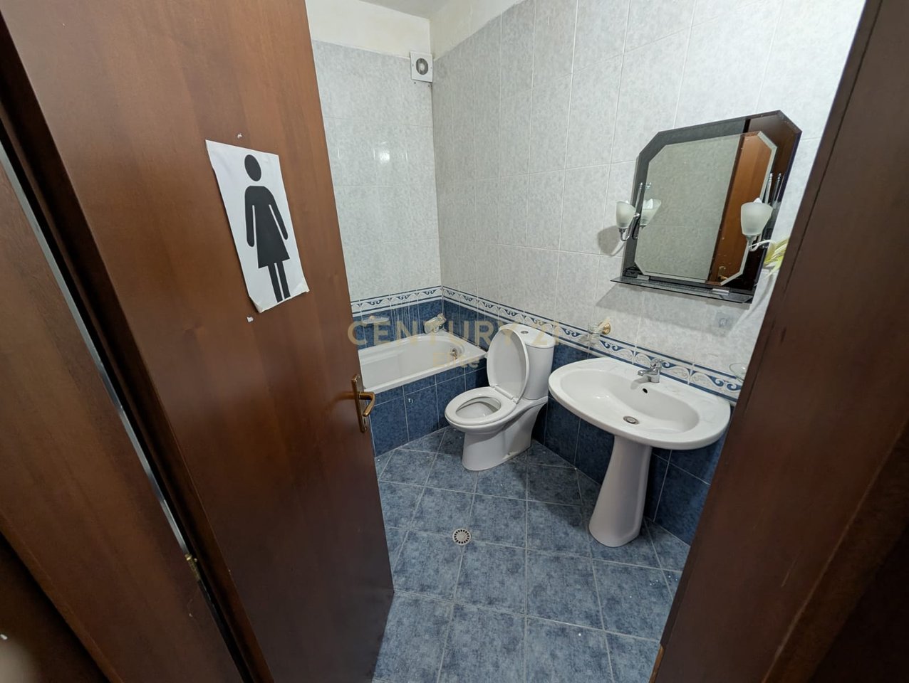 Jepet  me qira per Zyre  apartament 5+2 NE Bllok.