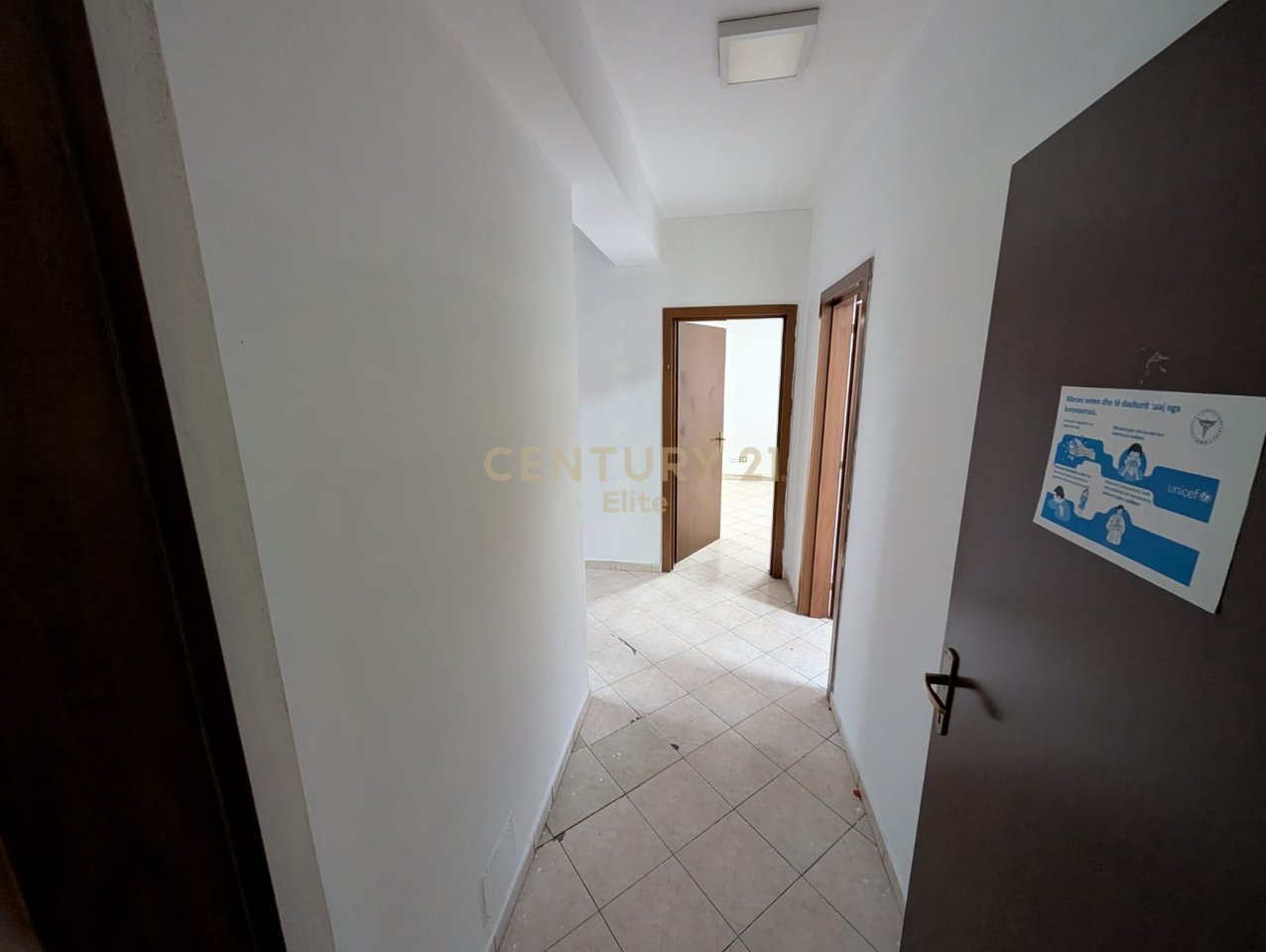 Jepet  me qira per Zyre  apartament 5+2 NE Bllok.