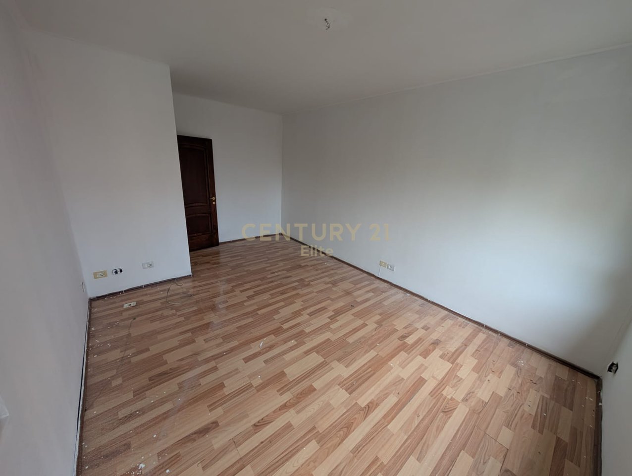 Jepet  me qira per Zyre  apartament 5+2 NE Bllok.
