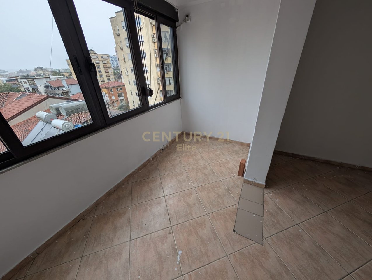 Jepet  me qira per Zyre  apartament 5+2 NE Bllok.