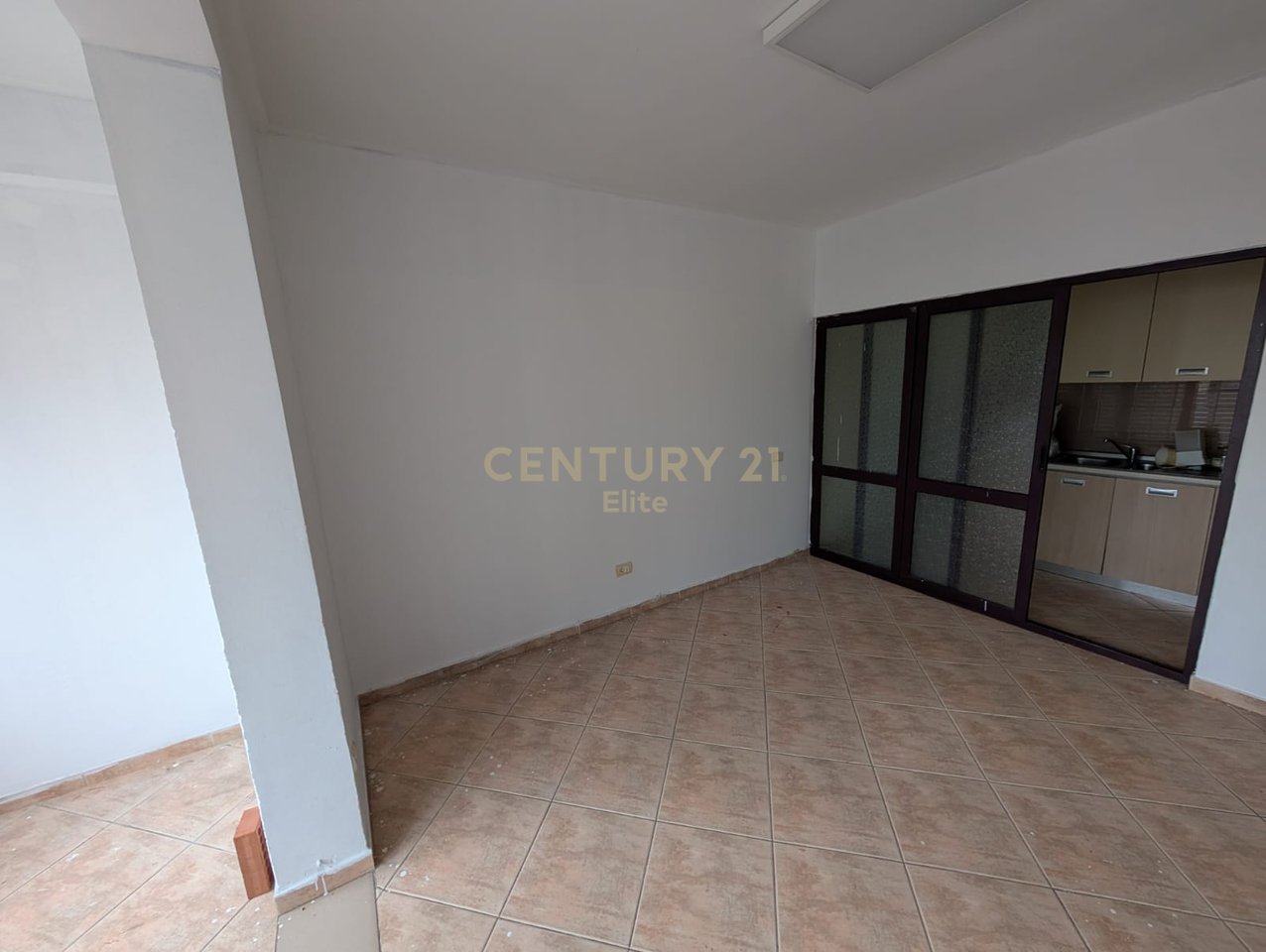 Jepet  me qira per Zyre  apartament 5+2 NE Bllok.