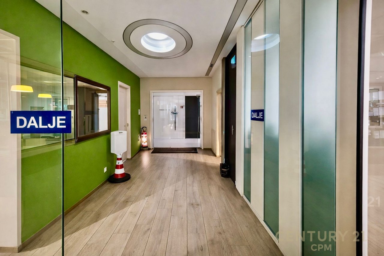 Zyra Premium me qira në një nga zonat më prestigjioze të Tiranës!