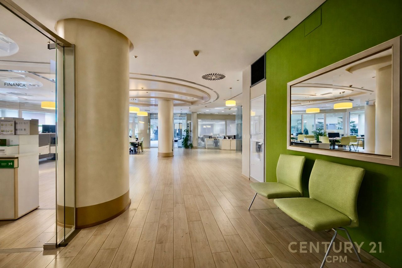 Zyra Premium me qira në një nga zonat më prestigjioze të Tiranës!