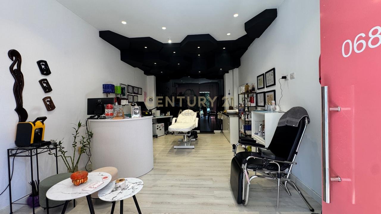 Spazio commerciale in affitto all'ingresso di Via Kodra e Diellit!