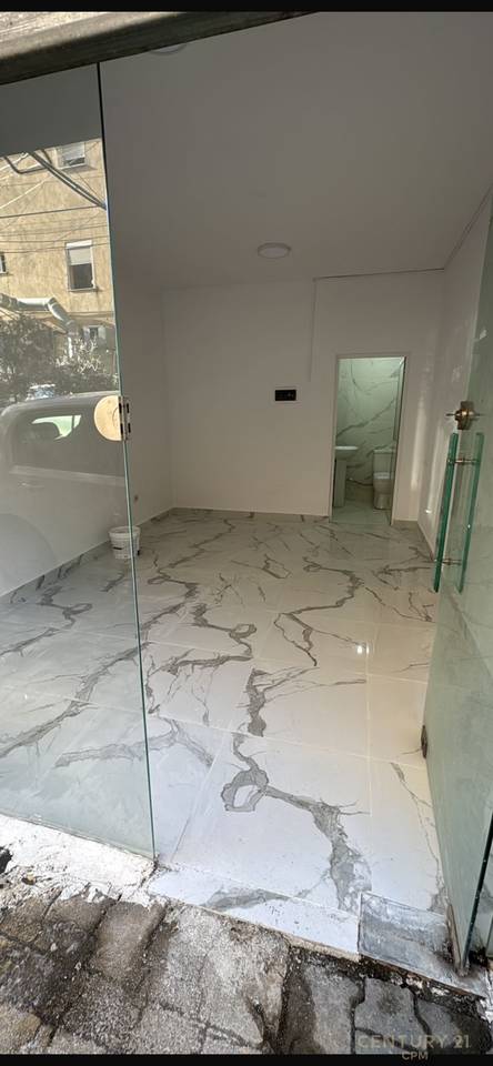 GROUND FLOOR SPACE FOR RENT, PARIS COMMUNE!