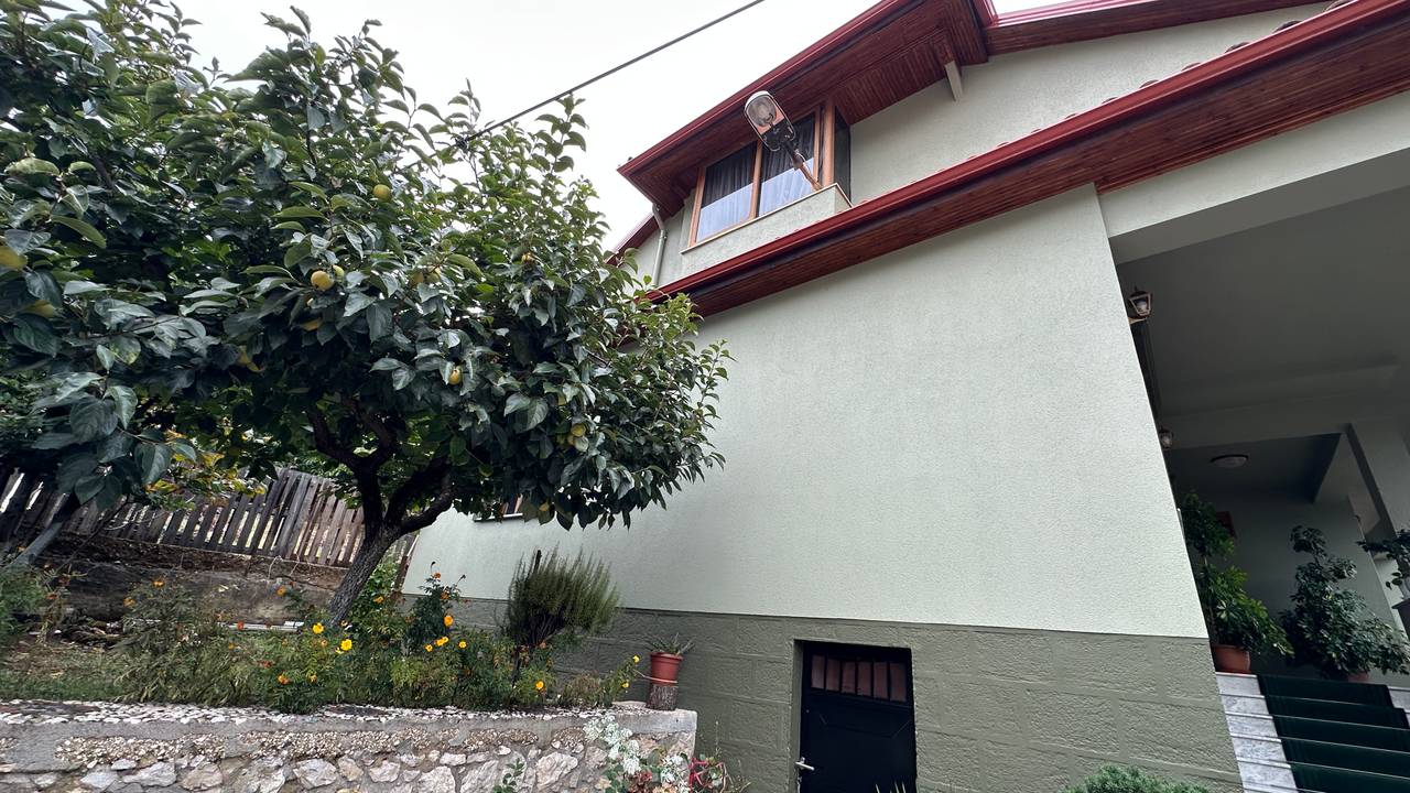 VILË 2-KATËSHE PËR SHITJE NË POGRADEC – LAGJIA 5, RRUGA “RILINDJA”