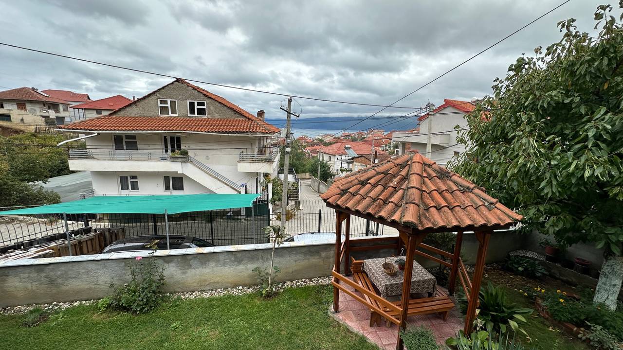 VILË 2-KATËSHE PËR SHITJE NË POGRADEC – LAGJIA 5, RRUGA “RILINDJA”