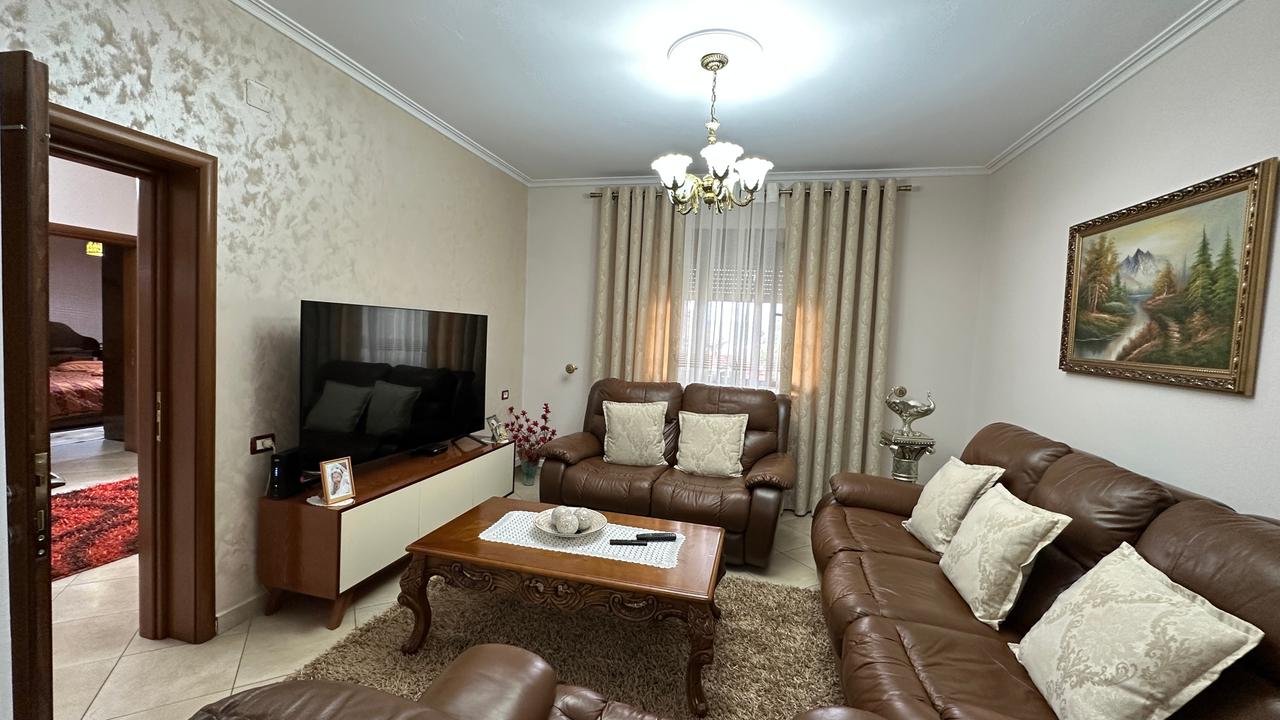 VILË 2-KATËSHE PËR SHITJE NË POGRADEC – LAGJIA 5, RRUGA “RILINDJA”