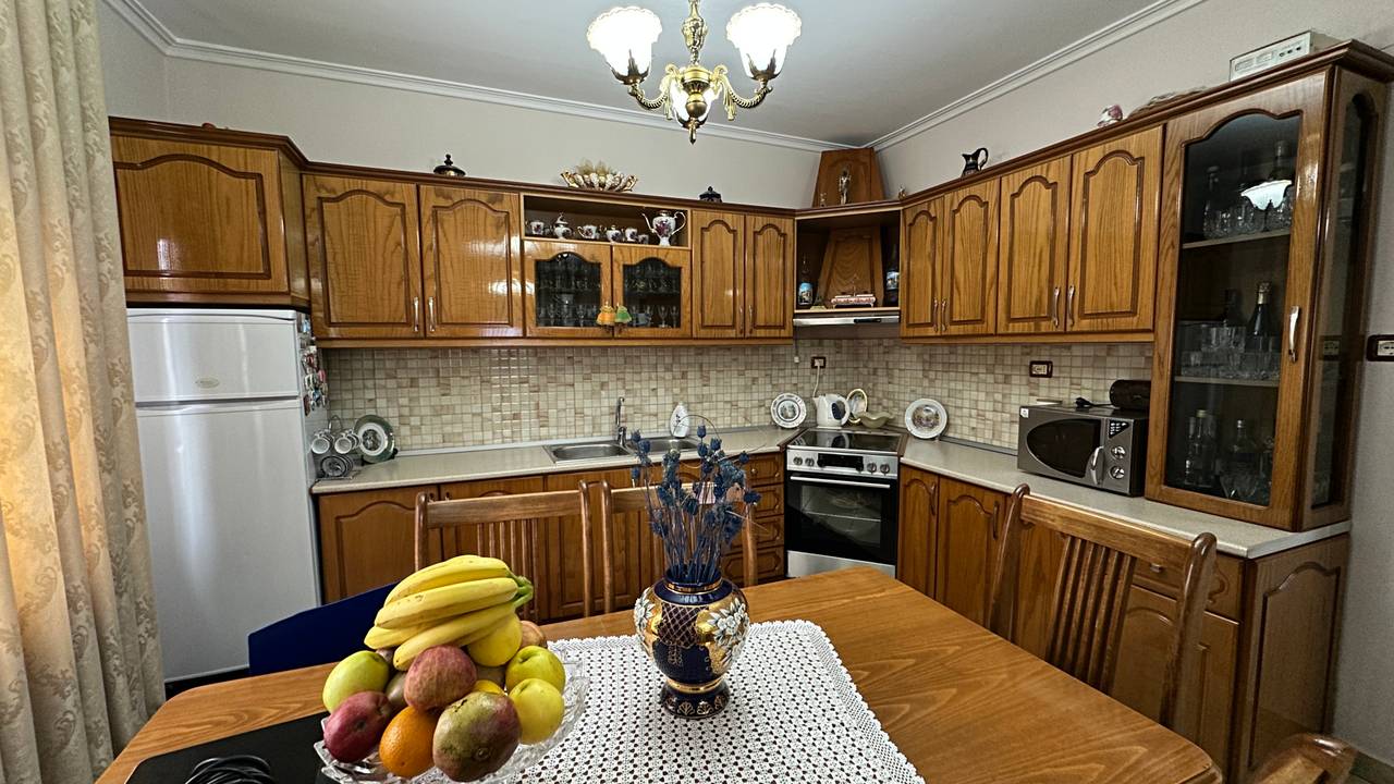 VILË 2-KATËSHE PËR SHITJE NË POGRADEC – LAGJIA 5, RRUGA “RILINDJA”