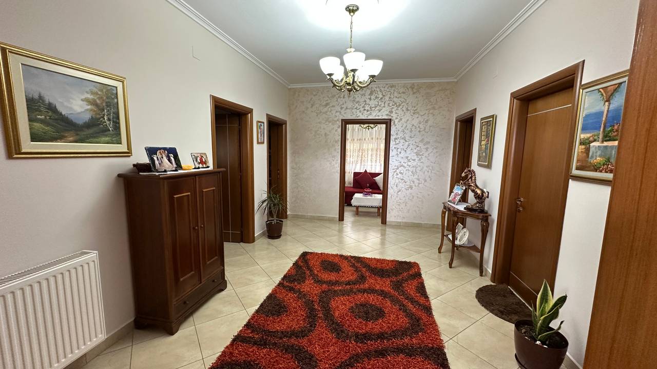 VILË 2-KATËSHE PËR SHITJE NË POGRADEC – LAGJIA 5, RRUGA “RILINDJA”