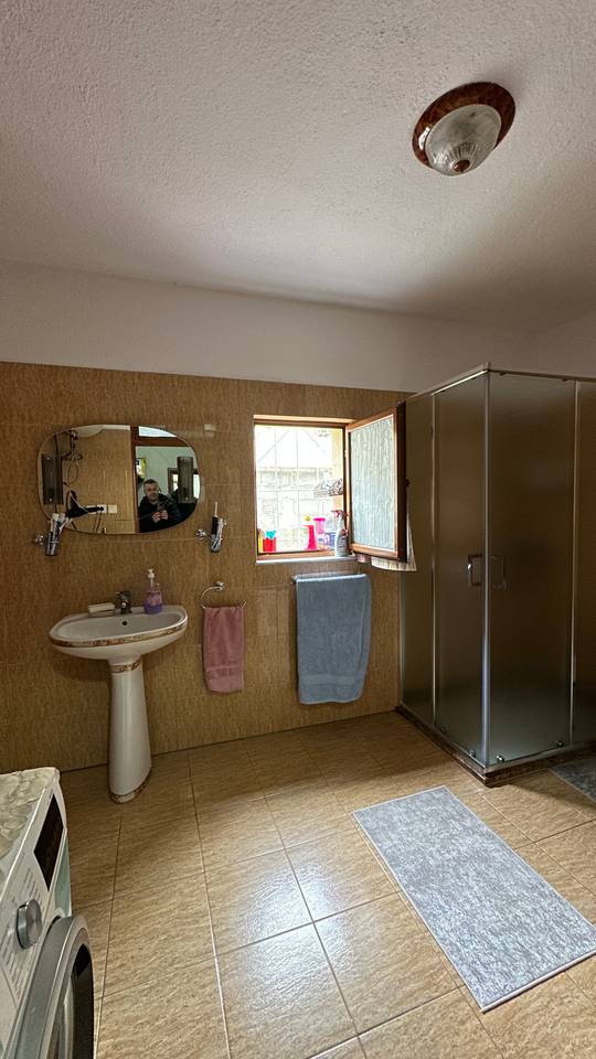 VILË 2-KATËSHE PËR SHITJE NË POGRADEC – LAGJIA 5, RRUGA “RILINDJA”