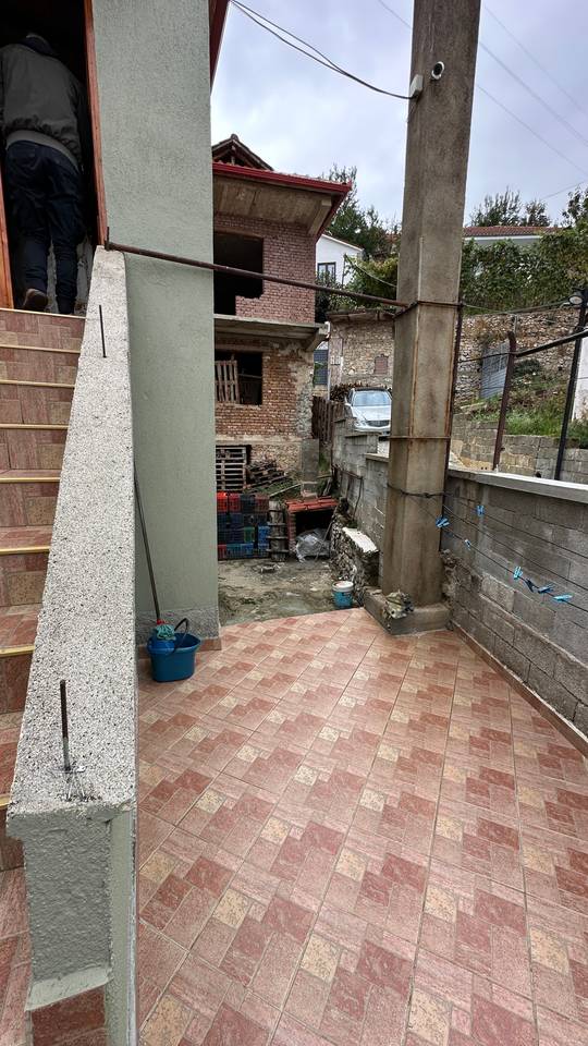 VILË 2-KATËSHE PËR SHITJE NË POGRADEC – LAGJIA 5, RRUGA “RILINDJA”