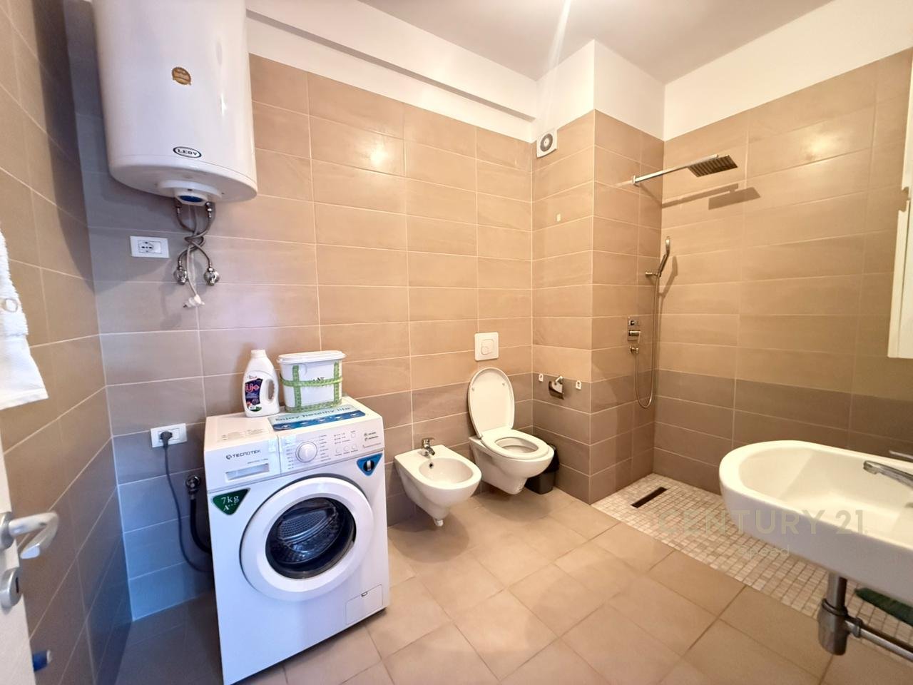 Jepet me qira apartament 2+1 +2 dhe post parkimi ne zonen e Unazes se Re te kompleksi Green City!