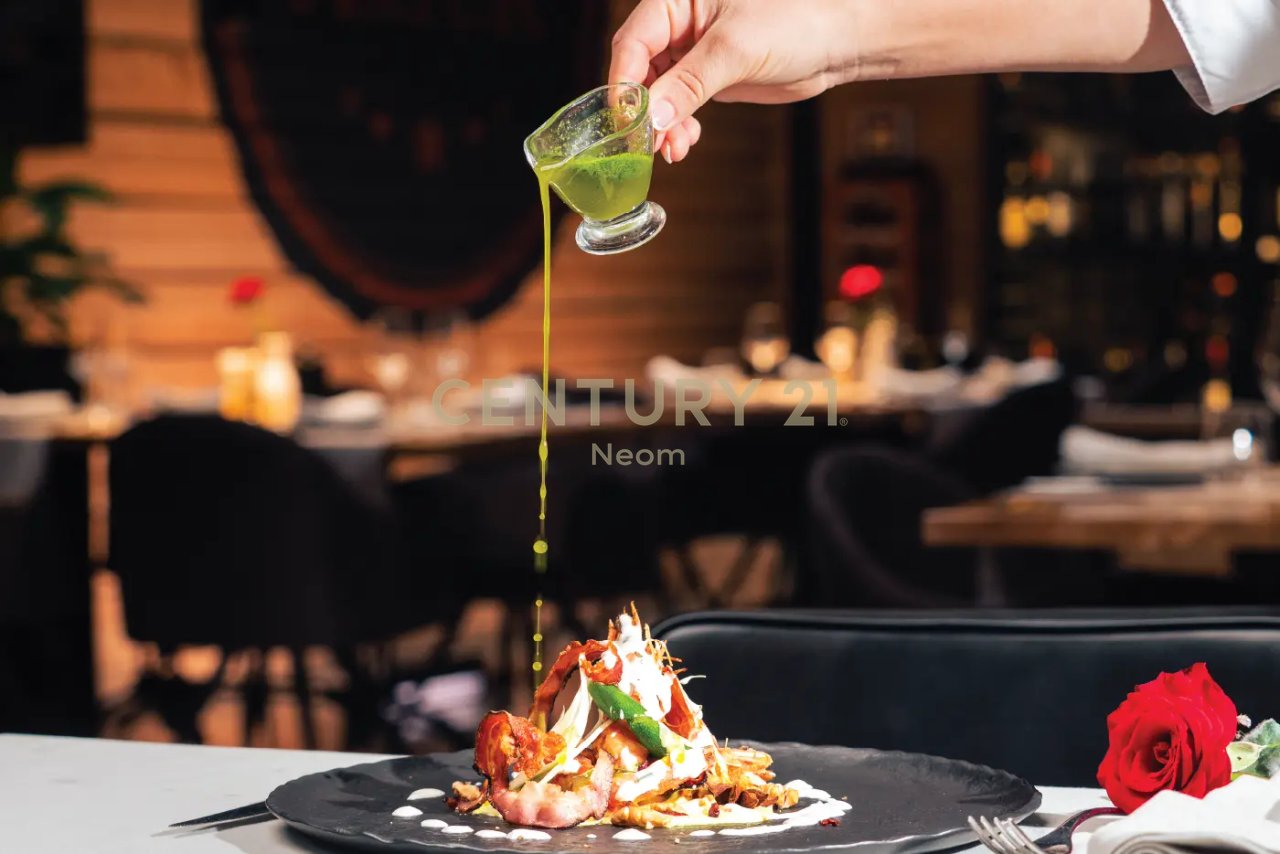 QIRA, BAR-RESTAURANT ENVIRONMENT