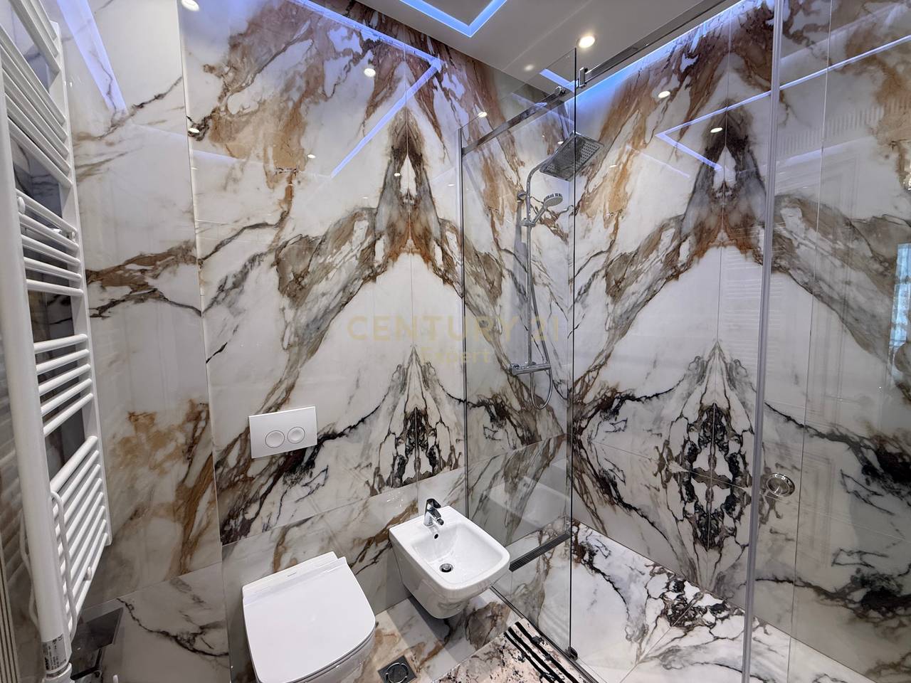 APPARTAMENTO 3+1+2 CON POSTO AUTO NEL COMPLESSO DELIJORGJI, IN AFFITTO