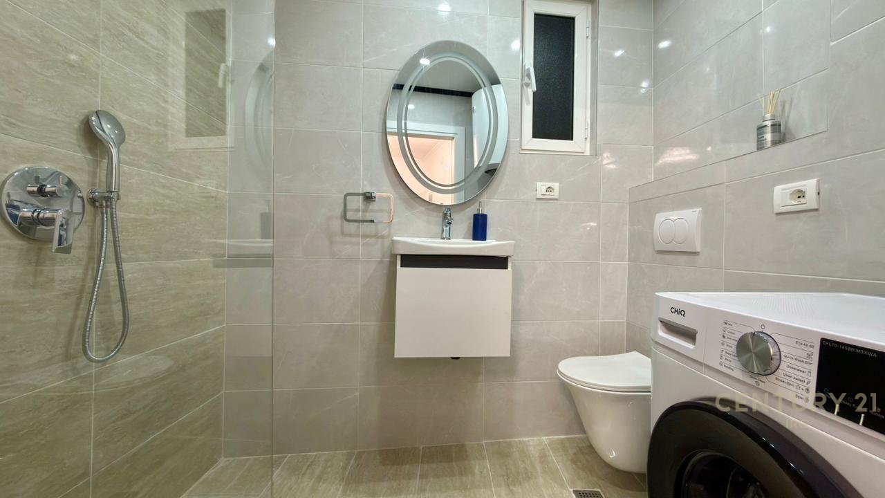 Jepet me qera apartament modern 1+1, Rruga e Dibres tek Medreseja!