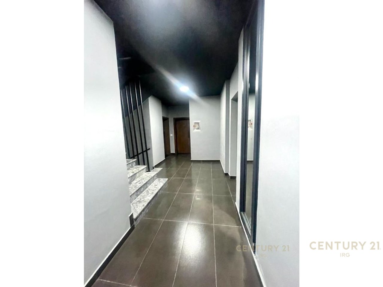 Jepet me qira apartament 2+1 prane Pazarit te Ri!