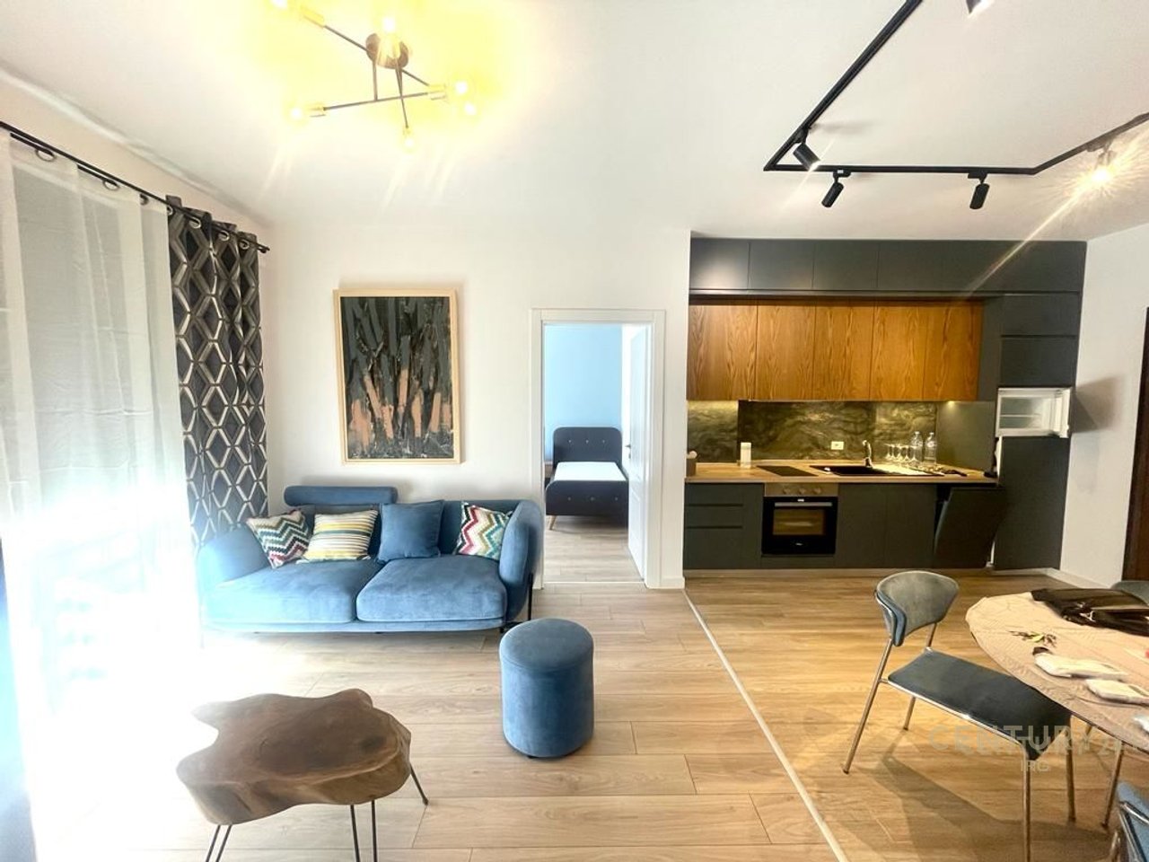 Jepet me qira apartament 2+1 prane Pazarit te Ri!