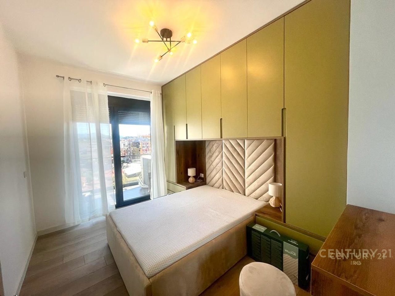 Jepet me qira apartament 2+1 prane Pazarit te Ri!