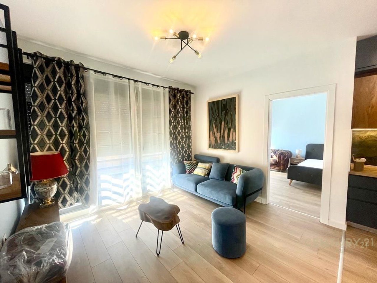 Jepet me qira apartament 2+1 prane Pazarit te Ri!