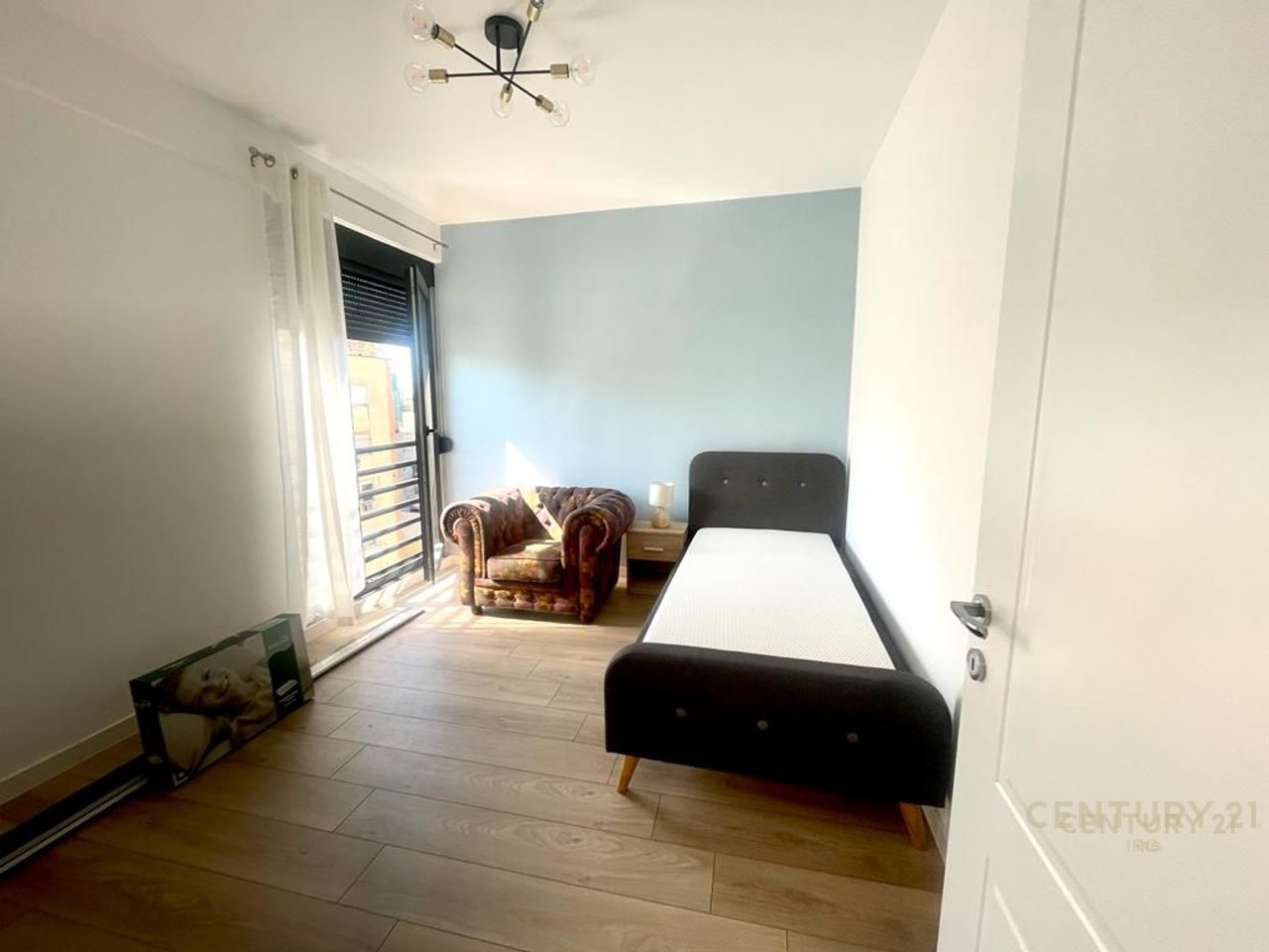Jepet me qira apartament 2+1 prane Pazarit te Ri!