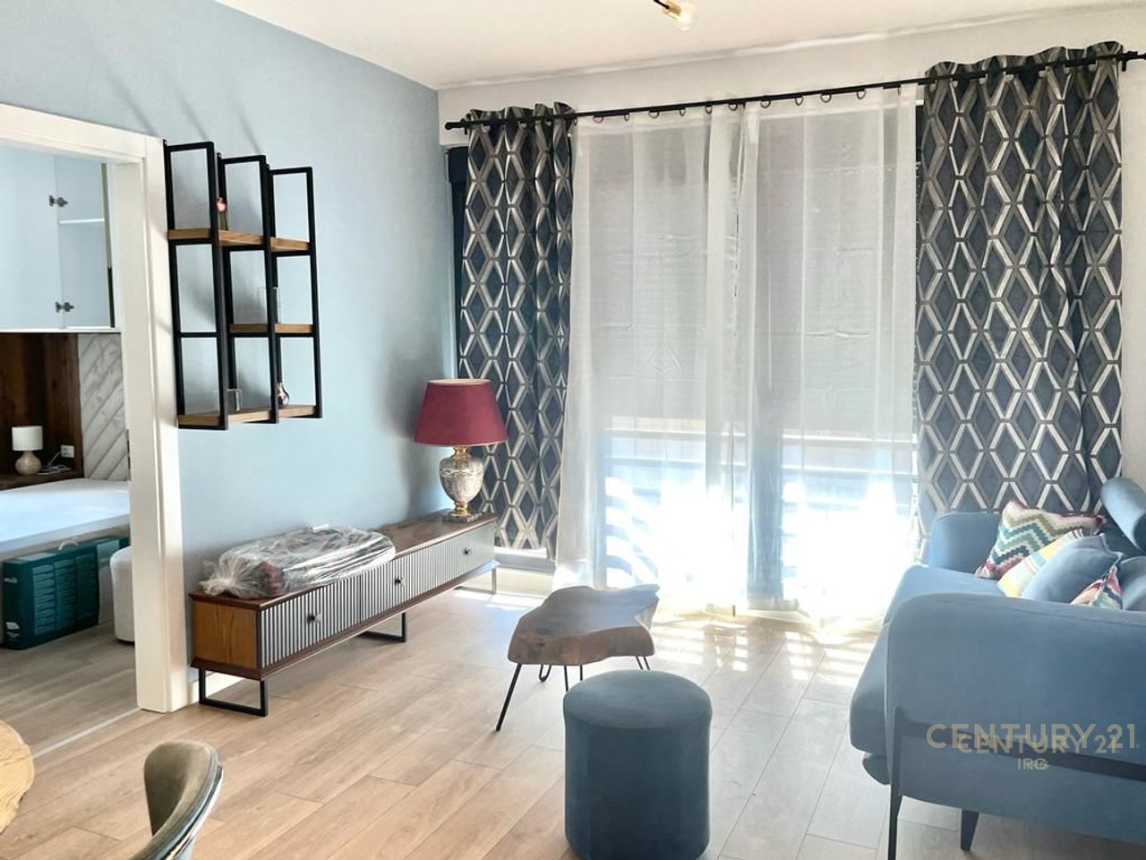 Jepet me qira apartament 2+1 prane Pazarit te Ri!