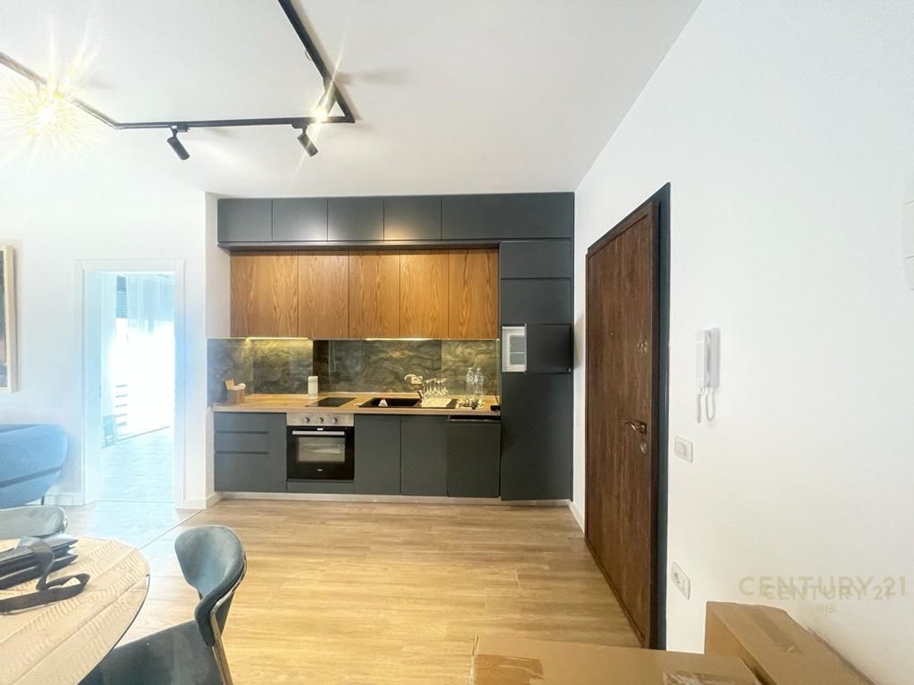 Jepet me qira apartament 2+1 prane Pazarit te Ri!