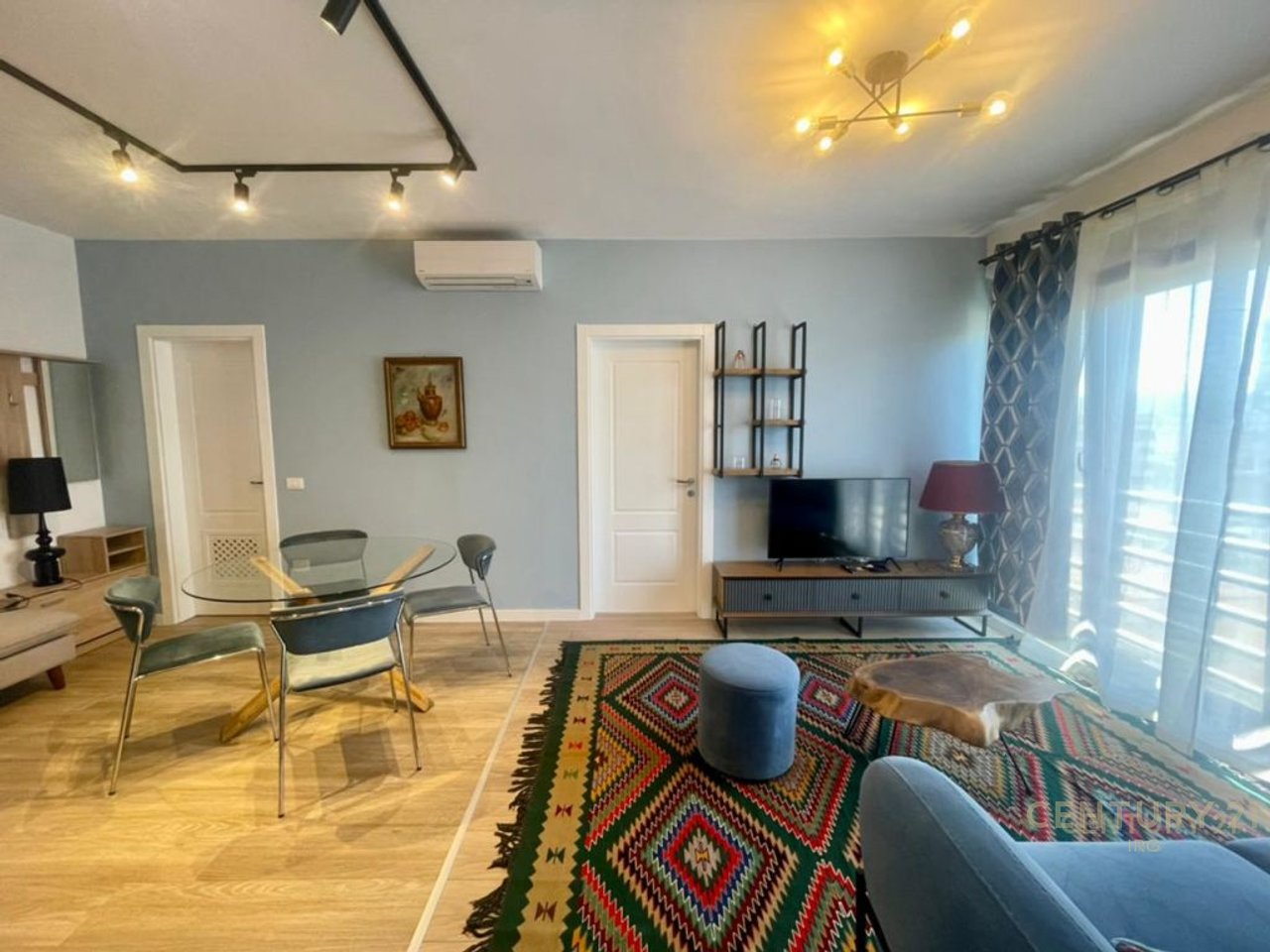 Jepet me qira apartament 2+1 prane Pazarit te Ri!