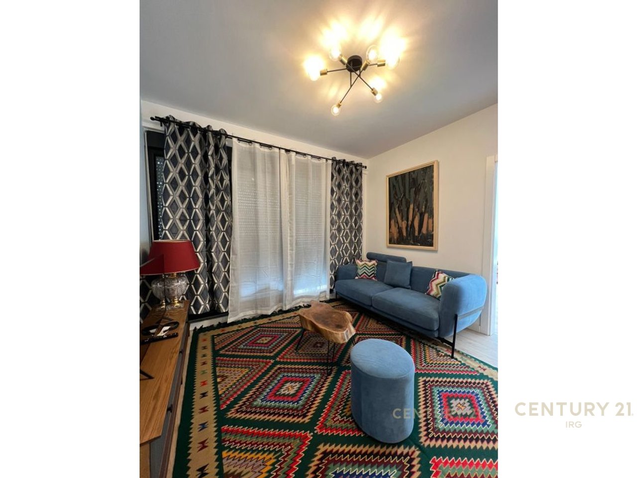 Jepet me qira apartament 2+1 prane Pazarit te Ri!