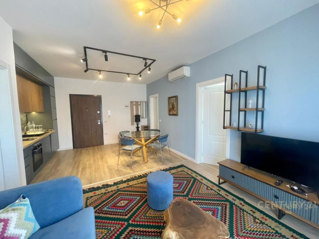 Jepet me qira apartament 2+1 prane Pazarit te Ri!