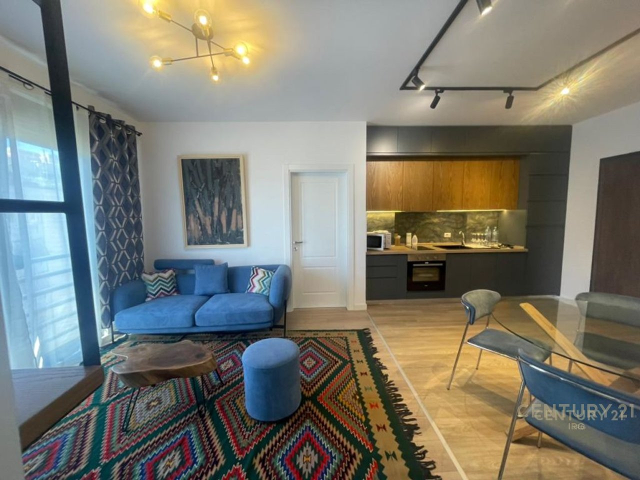 Jepet me qira apartament 2+1 prane Pazarit te Ri!